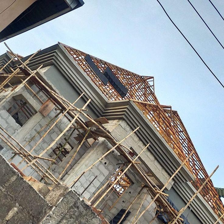 Building and roof structure